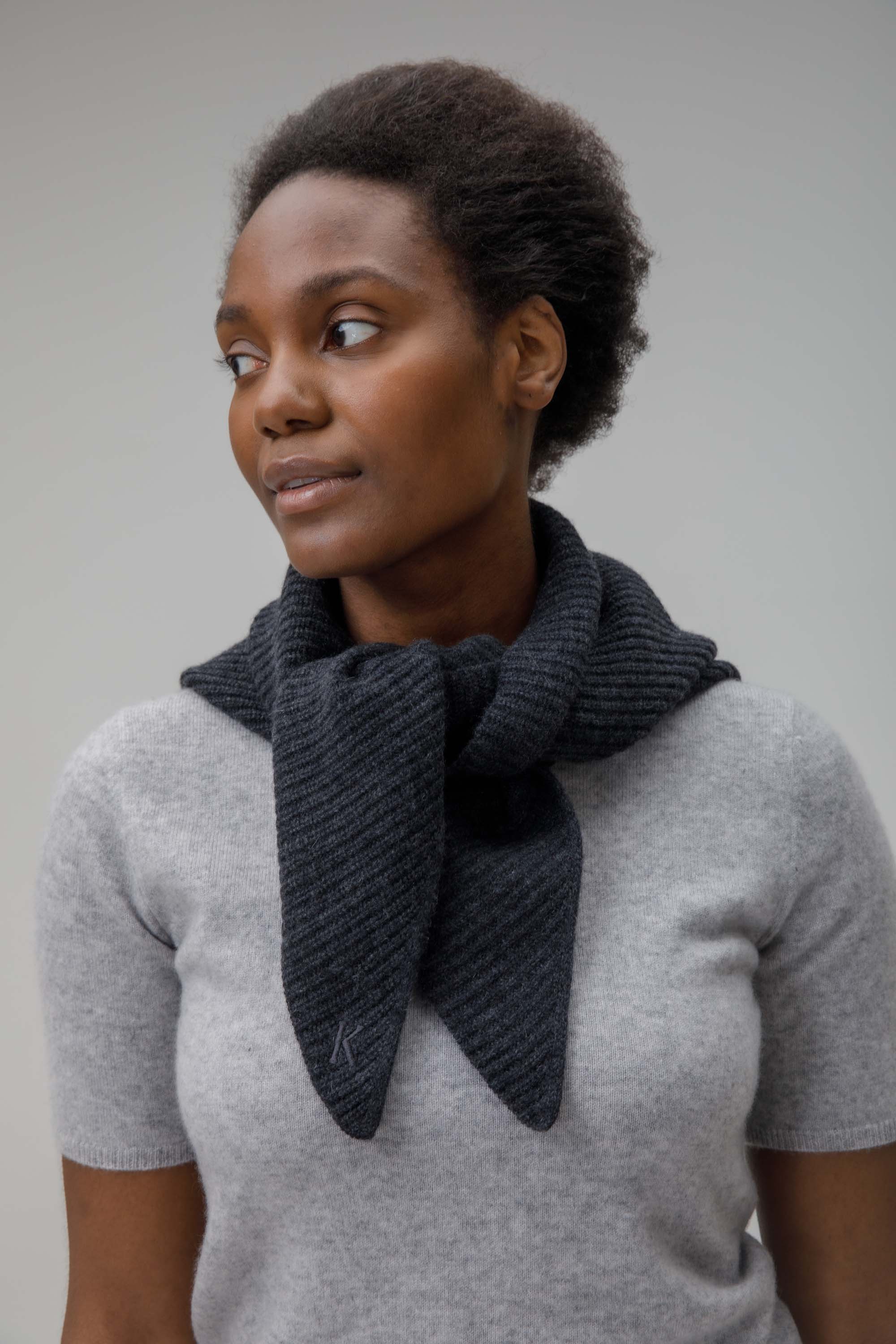 マフラー/ショール ronherman Cashmere Triangle Knit Scarf Triangle Knitted Cashmere Scarf - Charcoal – Kiltane