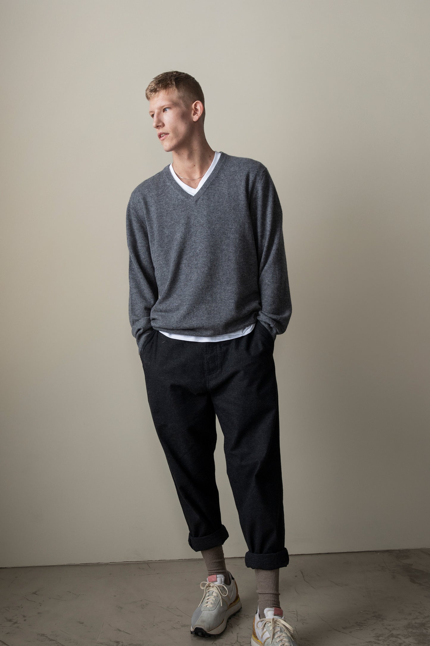 Men's Cashmere V Neck Jumper - Derby Grey