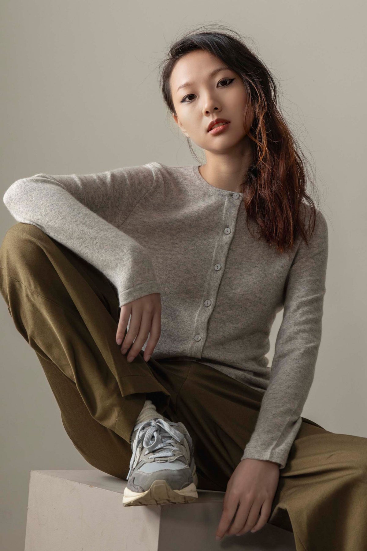 Women's Cashmere High Button Cardigan - Light Grey