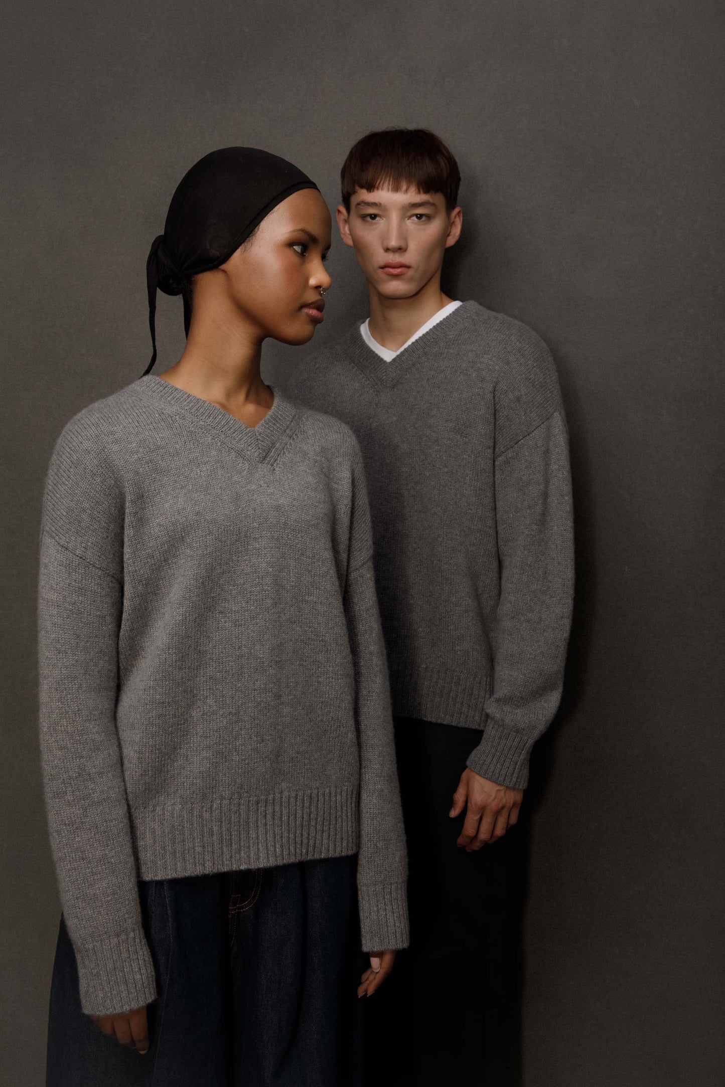 Unisex Cashmere V Neck Jumper - Derby Grey