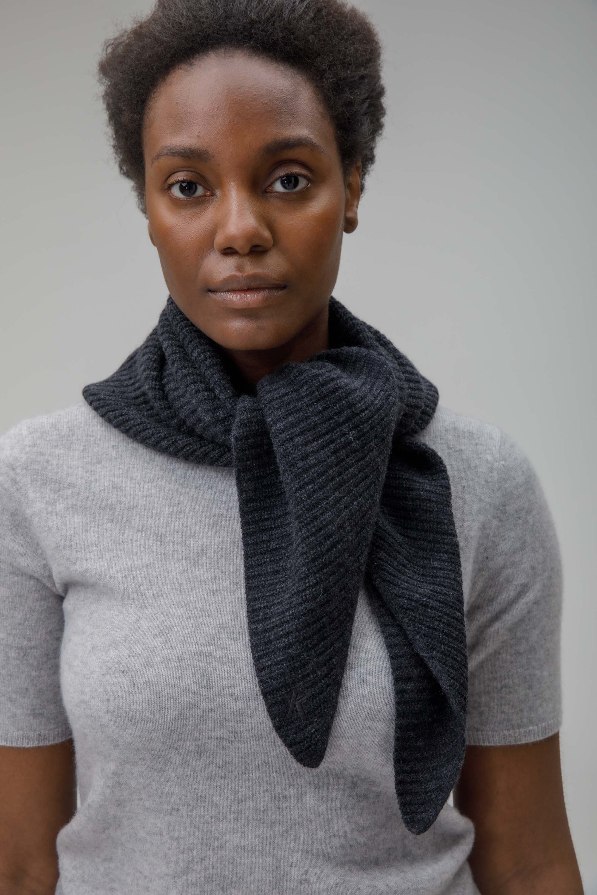 na. e Cashmere Multiway Stole Charcoal Cashmere scarf charcoal – TOTEME