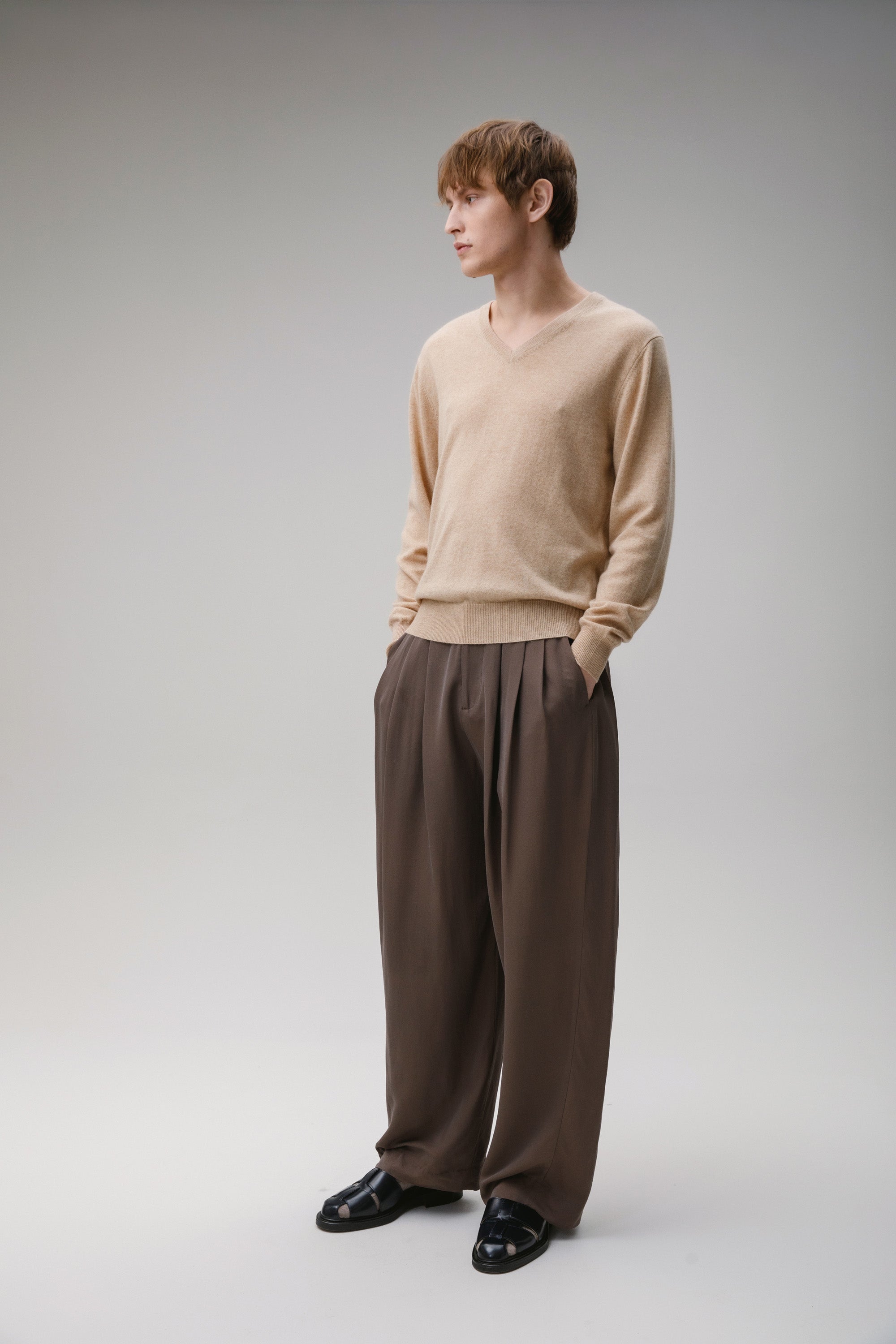 Men's Cashmere V Neck Jumper - Vicuna – Kiltane