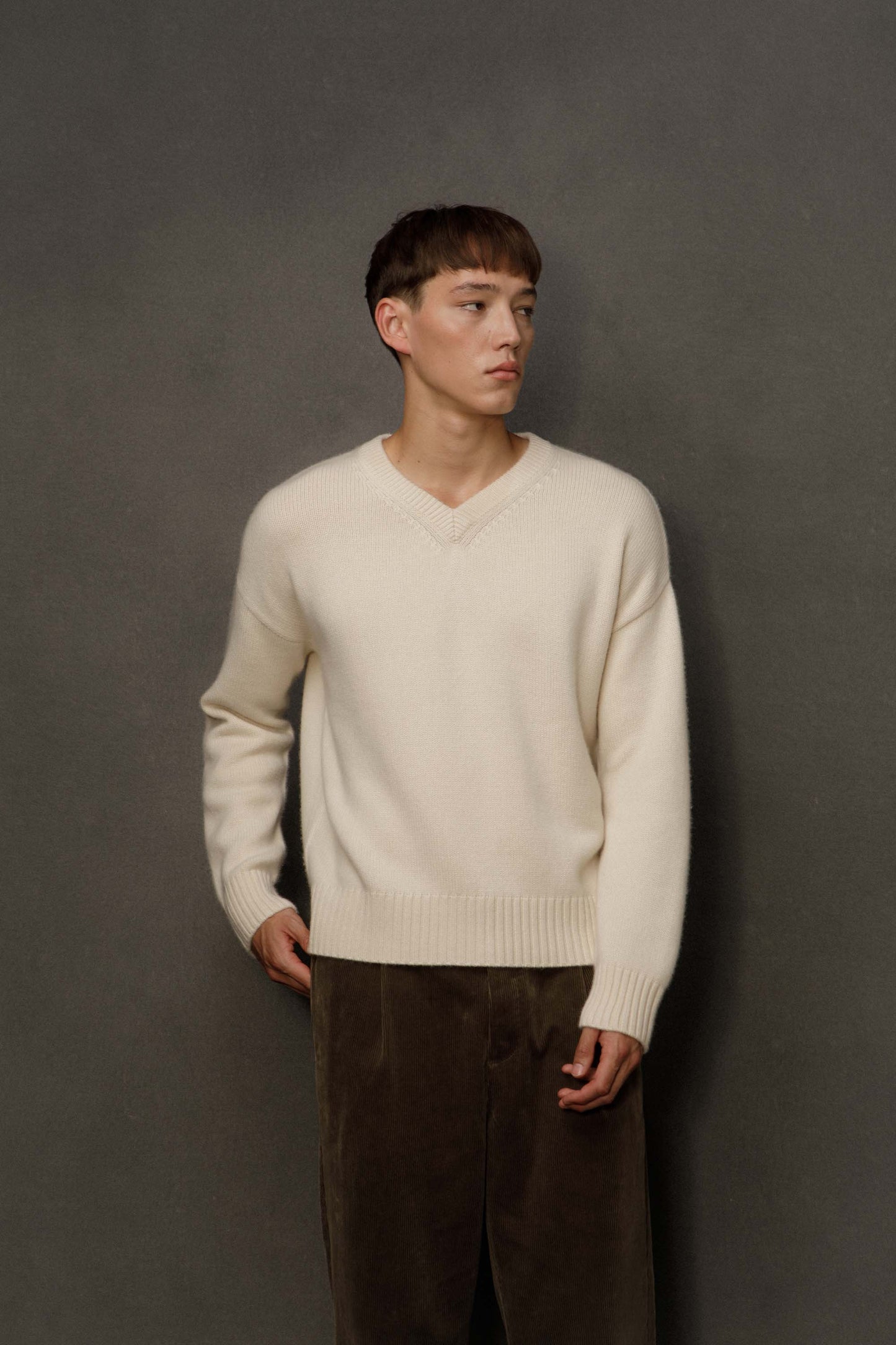 Unisex Cashmere V Neck Jumper - Cream