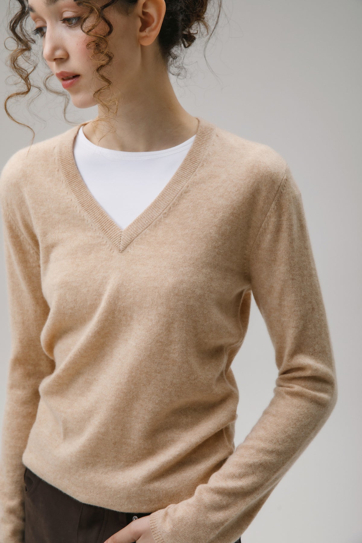 Women's Cashmere V Neck Jumper - Vicuna