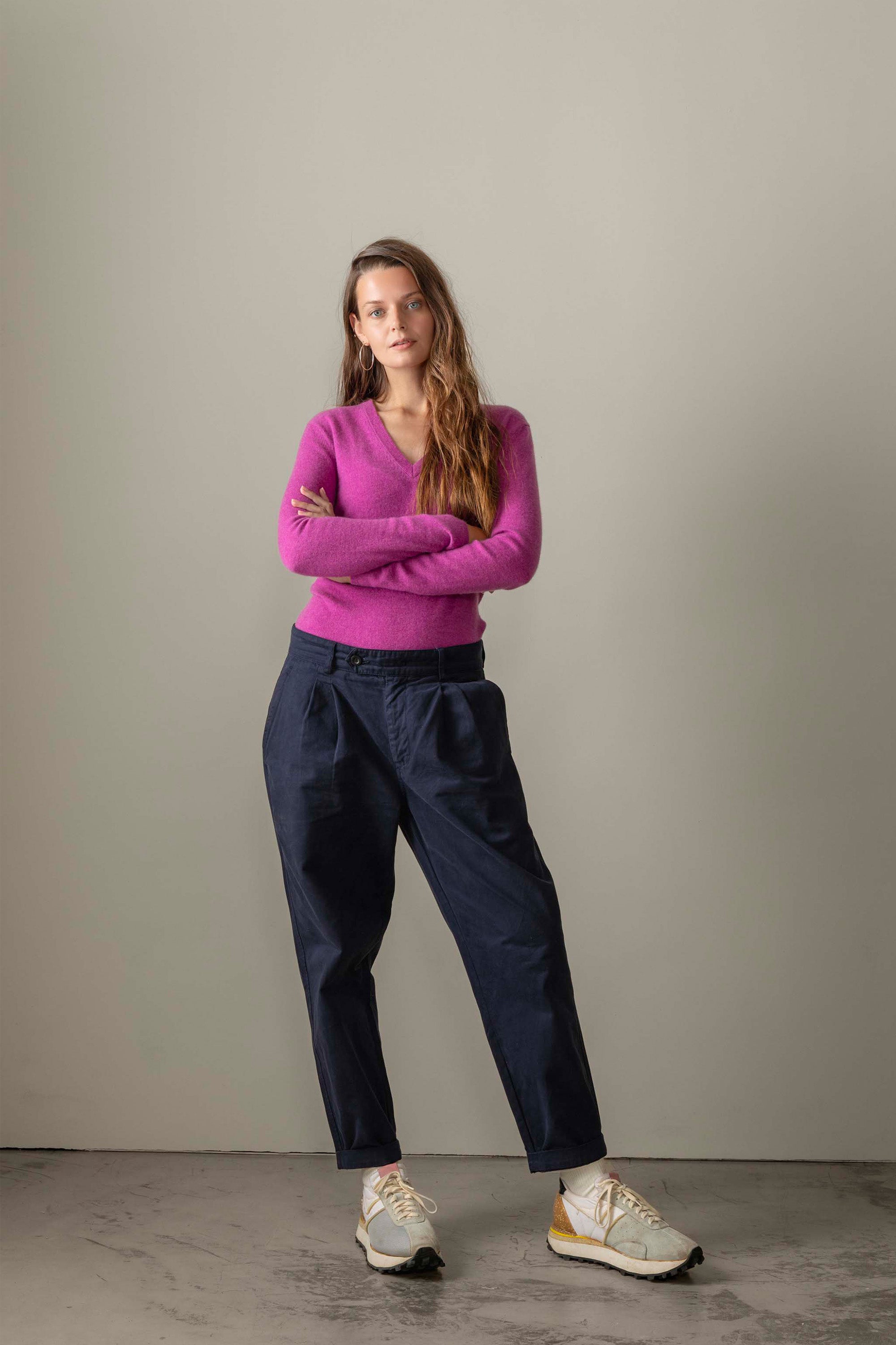 Women's Cashmere V Neck Jumper - Raspberry – Kiltane