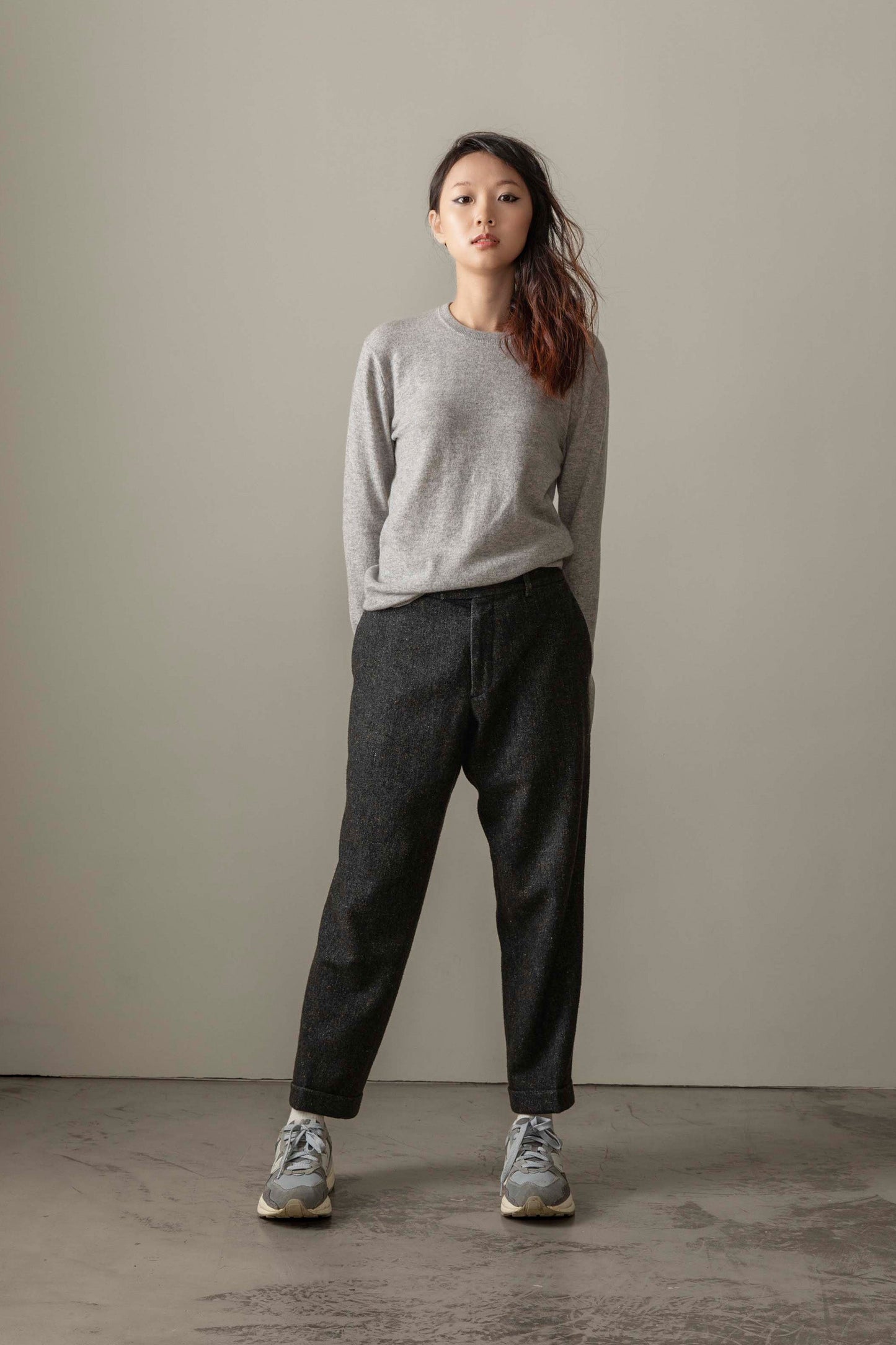 Women's Cashmere Crew Neck Jumper in light grey, slim fit with ribbed neckline and cuffs, styled with dark trousers