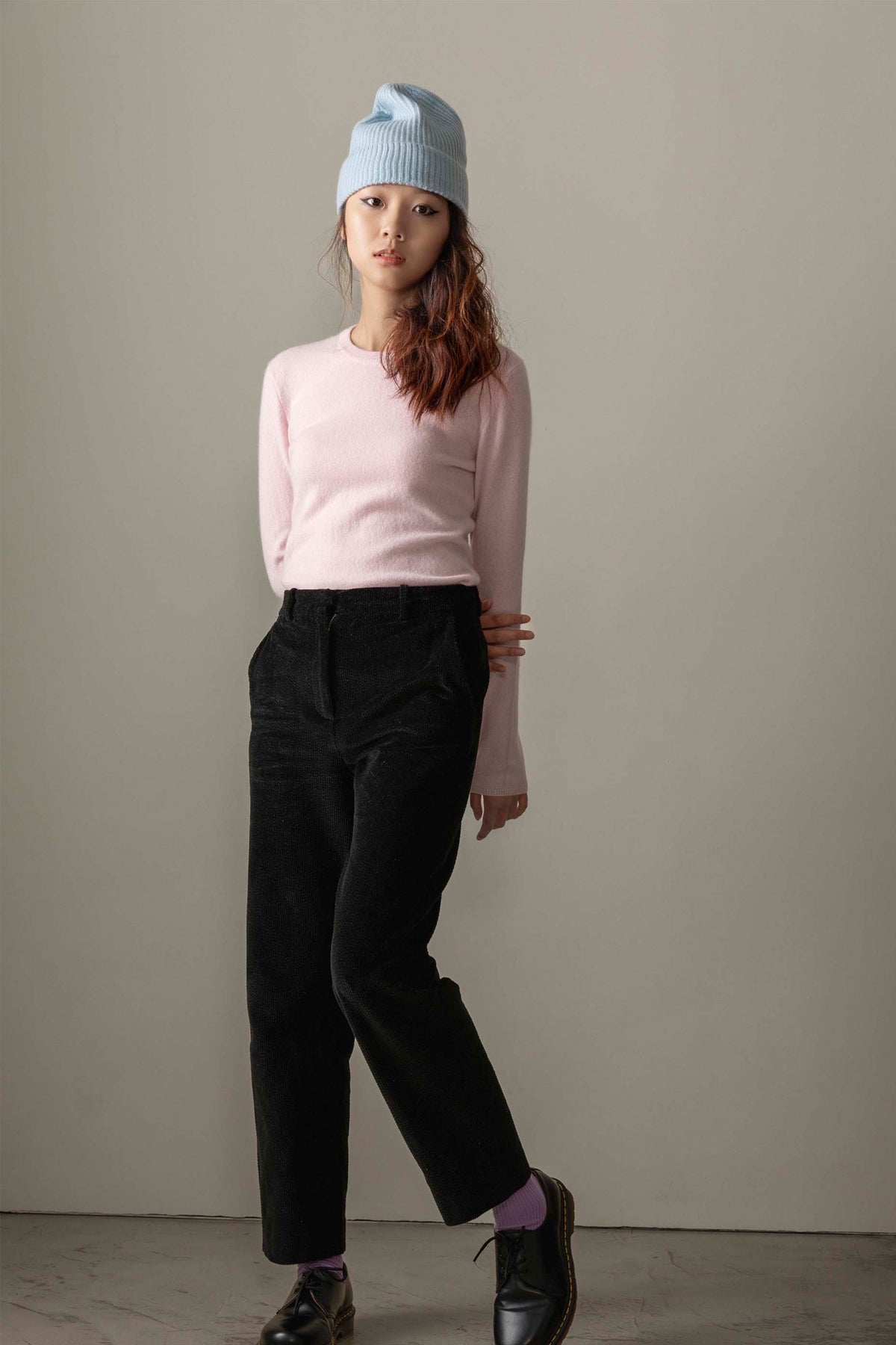 Women's Cashmere Crew Neck Jumper in Pale Lilac, slim-fit soft pink knitwear with long sleeves and round neckline
